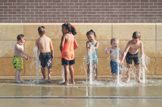 enfants jeux d'eau